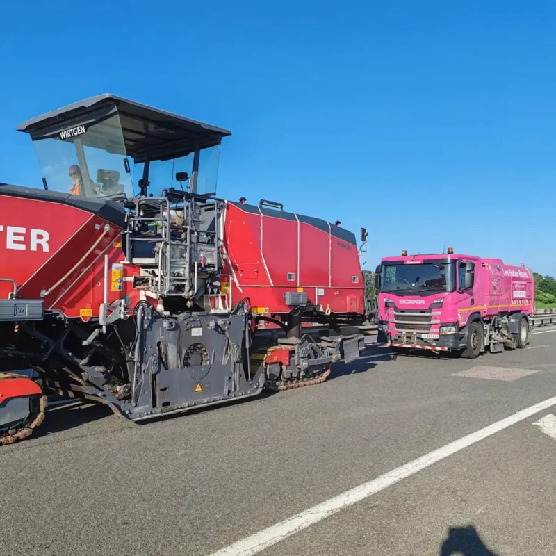 Balayeuse de voirie Les Balais Roses en action sur une route départementale dans la Marne 51
