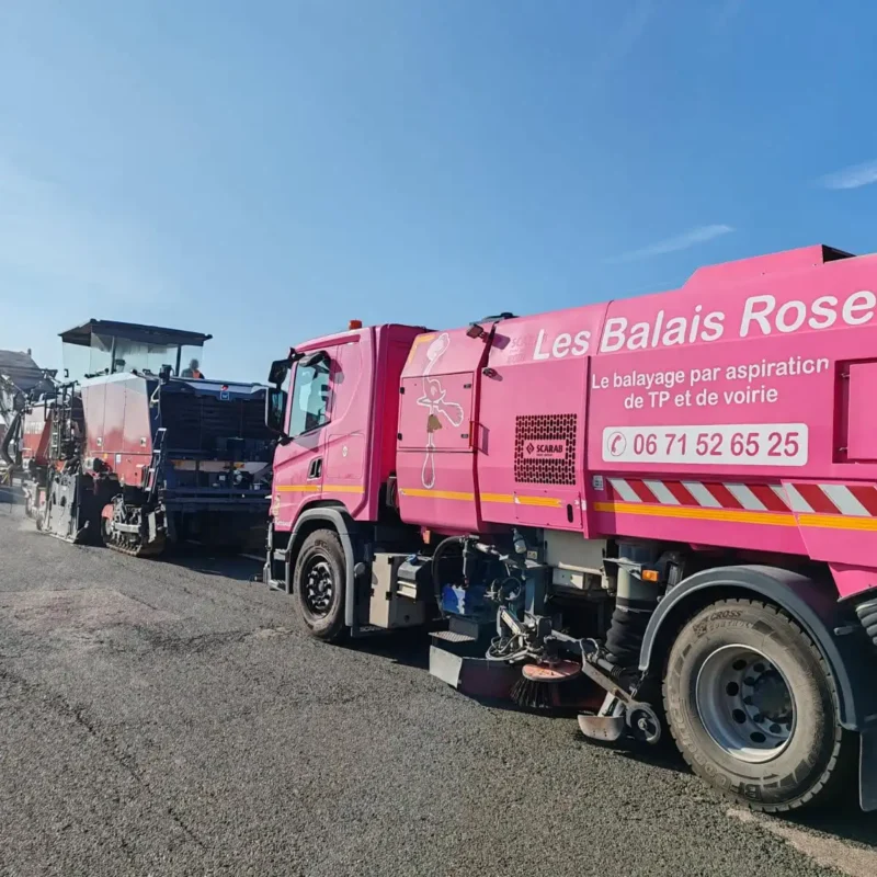 Balayeuse aspiratrice Les Balais Roses nettoyant une voirie après rabotage à Châlons-en-Champagne 51000