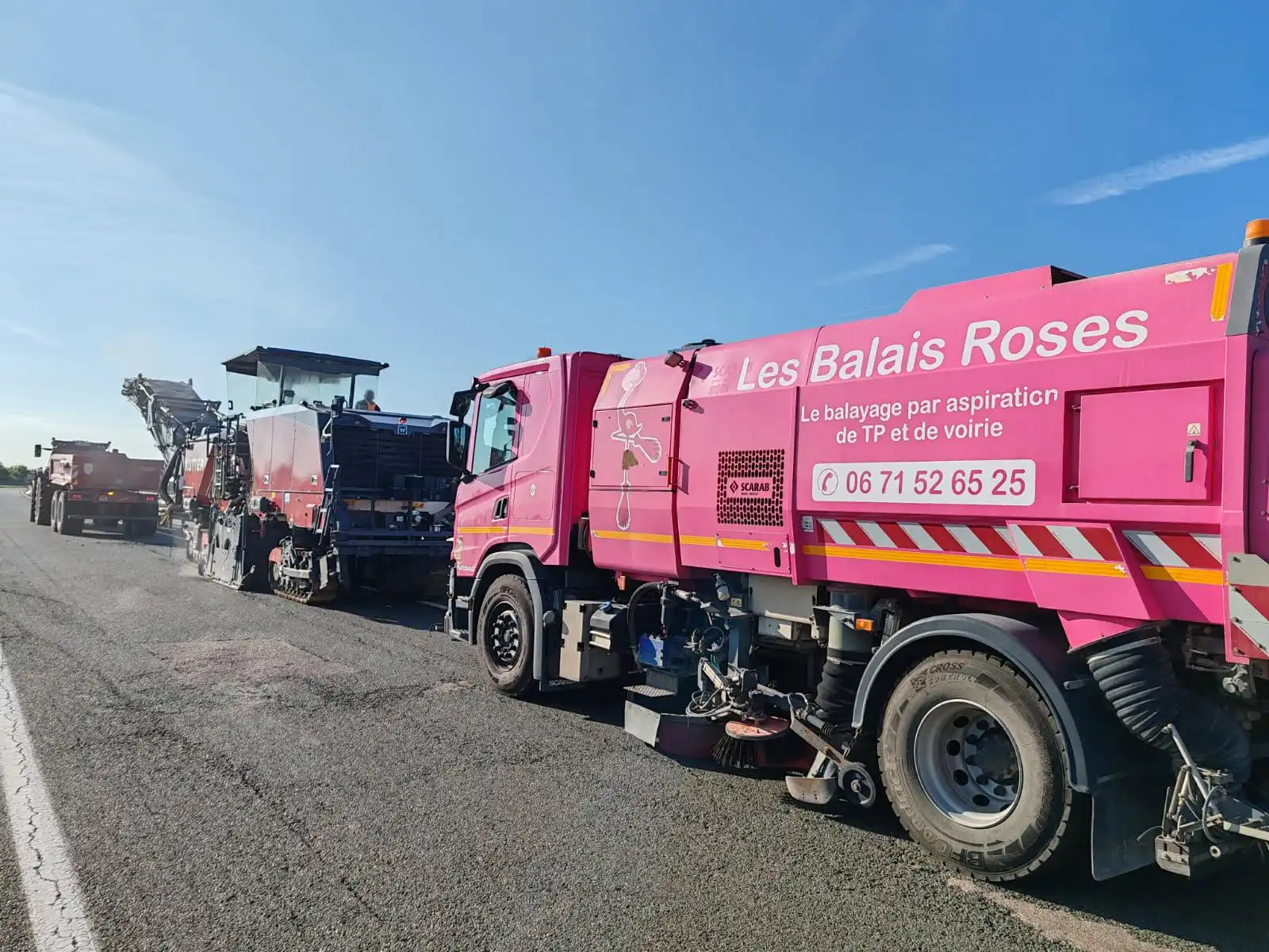 Balayeuse aspiratrice Les Balais Roses nettoyant une voirie après rabotage à Châlons-en-Champagne 51000